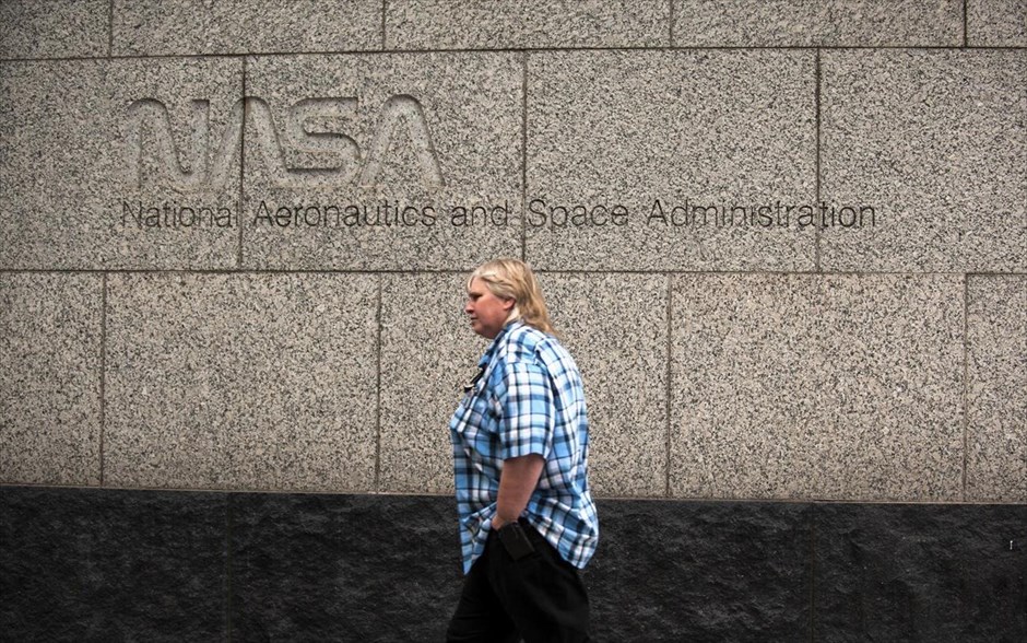 ΗΠΑ: Μερική διακοπή λειτουργίας της κυβέρνησης. Μία γυναίκα περνά μπροστά από τα κεντρικά γραφεία της NASA το πρωί της Τρίτης μετά την εντολή της κυβέρνησης για διακοπή λειτουργίας όλων των ομοσπονδιακών υπηρεσιών. Για πρώτη φορά εδώ και 17 χρόνια, από το Πεντάγωνο μέχρι την Υπηρεσία Προστασίας του Περιβάλλοντος όλες οι ομοσπονδιακές υπηρεσίες οφείλουν να περιορίσουν αμέσως στο μίνιμουμ το προσωπικό τους. Οι υπηρεσίες εθνικής ασφαλείας και οι απαραίτητες υπηρεσίες εξαιρούνται.
