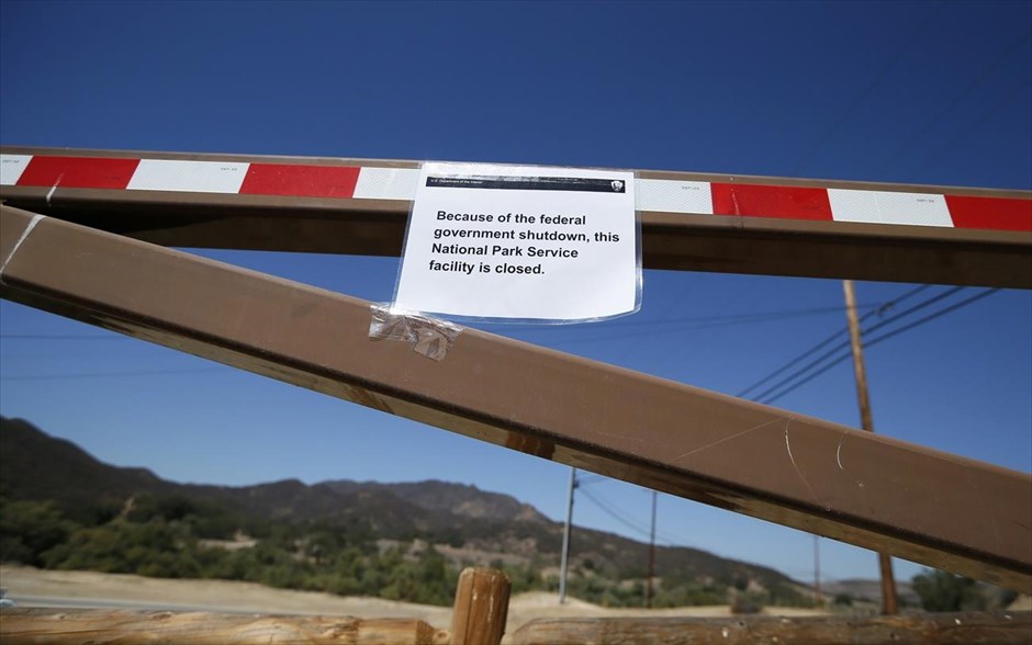 ΗΠΑ: Μερική διακοπή λειτουργίας της κυβέρνησης. Πινακίδα ενημερώνει τους επισκέπτες ότι το πάρκο της Paramount στην Καλιφόρνια, θα παραμείνει κλειστό. Στο πεδίο του τουρισμού, το σύνολο των εθνικών πάρκων της χώρας, που ανήκουν στον τομέα διαχείρισης της Υπηρεσίας Εθνικών Πάρκων, όπως το Γιοσέμιτι και το Γκραν Κάνιον, τα μουσεία Σμιθσόνιαν της Ουάσινγκτον, δεν άνοιξαν τις πόρτες τους το πρωί της Τρίτης.
