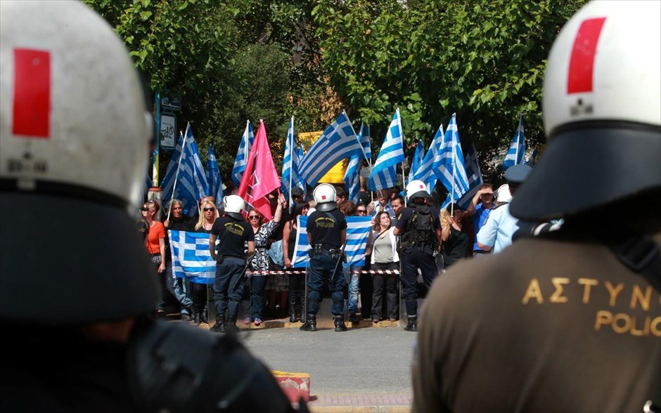Συγκέντρωση υποστηρικτών της Χρυσής Αυγής έξω από τα δικαστήρια . Υποστηρικτές της Χρυσής Αυγής έχουν συγκεντρωθεί έξω από τα δικαστήρια&nbsp;εν αναμονή της κατάθεσης του Ν. Μιχαλολιάκου. Ελεύθεροι με περιοριστικούς όρους αφέθηκαν νωρίτερα οι βουλευτές της Χρυσής Αυγής Ηλίας Κασιδιάρης, Ηλίας Παναγιώταρος και Νίκος Μίχος, ενώ προφυλακιστέος κρίθηκε ο Γιάννης Λαγός.
