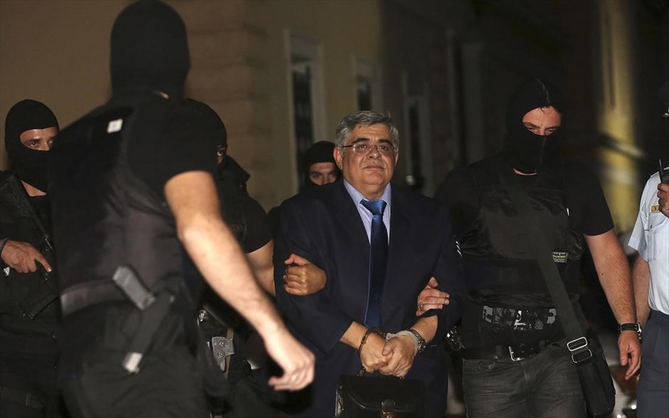 Προφυλακίστηκε ο Ν. Μιχαλολιάκος. Την προφυλάκιση του γενικού γραμματέα της Χρυσής Αυγής, Νίκου Μιχαλολιάκου, ο οποίος κατηγορείται για ένταξη και διεύθυνση εγκληματικής οργάνωσης, αποφάσισαν ανακριτές και εισαγγελείς. Σύμφωνα με πληροφορίες, ο κ. Μιχαλολιάκος φέρεται να είπε πως η δίωξή του είναι πολιτική, αποδοκίμασε τη δολοφονία του Παύλου Φύσσα, όπως και τη βία συνολικά, ενώ επισήμανε στους ανακριτές πως δεν είναι ναζιστής.