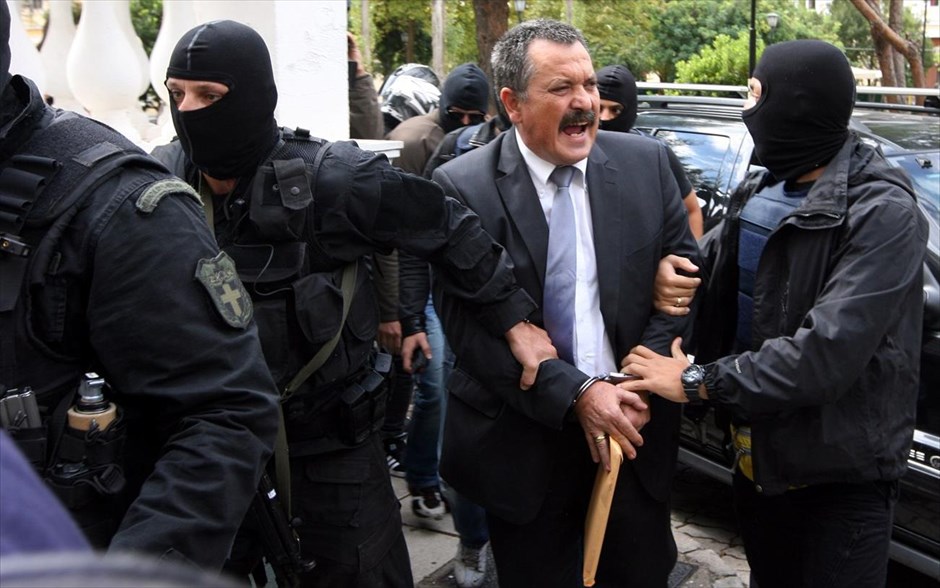 Στην Ευελπίδων για να απολογηθεί ο Χρ. Παππάς. Ενώπιον&nbsp;των ανακριτών διαφθοράς&nbsp;οδηγήθηκε ο βουλευτής της Χρυσής Αυγής Χρήστος Παππάς. Μπαίνοντας στο κτήριο 6 των δικαστηρίων της πρώην Σχολής Ευελπίδων, δήλωσε πως «η Χρυσή Αυγή θα κατέβει στις εκλογές, όποτε κι αν γίνουν».