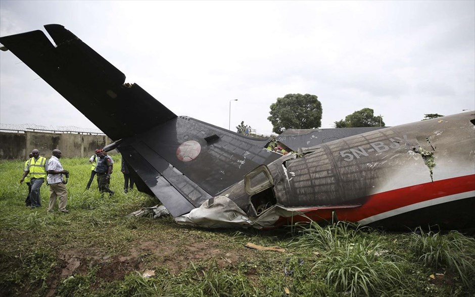 Νιγηρία: 15 νεκροί από συντριβή αερολάνου. Το μικρό επιβατηγό αεροσκάφος είχε απογειωθεί δευτερόλεπτα νωρίτερα με προορισμό την πόλη Ακούρε, βορειοανατολικά του Λάγος, ωστόσο η μία του μηχανή απέτυχε να λειτουργήσει οδηγώντας σε ανώμαλη προσγείωση εκτός διαδρόμου αλλά εντός του χώρου του αεροδρομίου. Στο αεροσκάφος συνολικά επέβαιναν 27 άτομα, εκ των οποίων 15 έχασαν την ζωή τους.
 