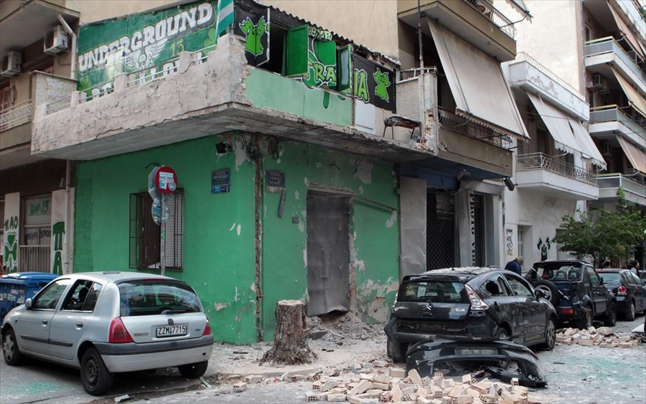 Πετράλωνα: Έκρηξη σε σύνδεσμο του ΠΑΟ 13. Εκτεταμένες ζημιές έχουν υποστεί τα γραφεία συνδέσμου του Παναθηναϊκού στη διασταύρωση των οδών Αλκίφρονος και Κειριαδών στα Πετράλωνα καθώς και παρακείμενα κτήρια και αυτοκίνητα από ισχυρή έκρηξη βόμβας που σημειώθηκε στις 3 το πρωί.
