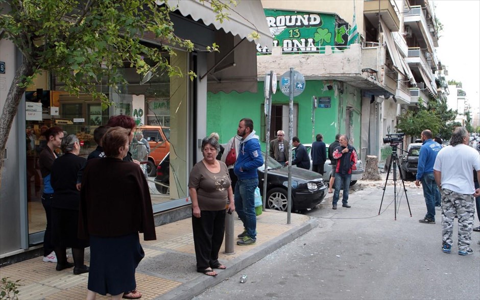 Πετράλωνα: Έκρηξη σε σύνδεσμο του ΠΑΟ 14. Κάτοικοι, περαστικοί και τηλεοπτικά συνεργεία βρίσκονται στο σημείο της έκρηξης.