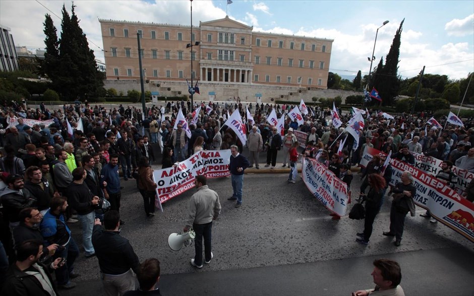 Συλλαλητήριο ΠΑΜΕ στο κέντρο της Αθήνας. Μέλη του ΠΑΜΕ στο σημερινό συλλαλητήριο που πραγματοποίηθηκε στο κέντρο της Αθήνας κατά των πολιτικών της κυβέρνησης. Σε συστράτευση με το ταξικό συνδικαλιστικό κίνημα και συμπόρευση με το ΚΚΕ κάλεσε ο γενικός γραμματέας της Κ.Ε. του κόμματος, Δ. Κουτσούμπας, σε δήλωσή του στη διάρκεια του συλλαλητηρίου του ΠΑΜΕ στην Ομόνοια.