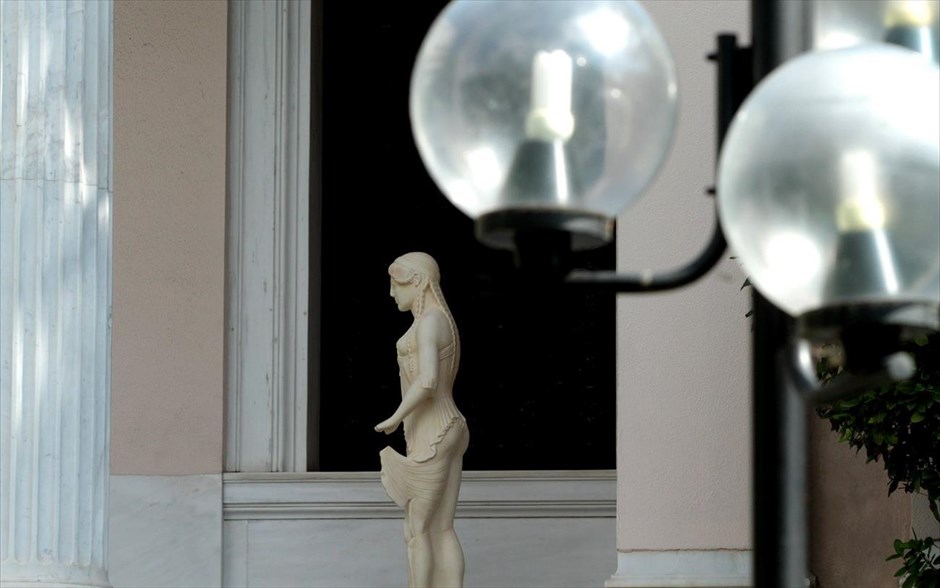 Σύσκεψη στο Μέγαρο Μαξίμου . Ολοκληρώθηκε η σύσκεψη στο Μέγαρο Μαξίμου, υπό τον πρωθυπουργό, και με τη συμμετοχή των υπουργών που θα συνοδεύσουν τον κ. Σαμαρά, στο ταξίδι του στο Ισραήλ τη Δευτέρα. Στην ατζέντα βρέθηκαν τα θέματα της ενέργειας, οι διμερείς επαφές με το Ισραήλ, ενώ σύμφωνα με πληροφορίες, στη συνάντηση δεν συζητήθηκαν θέματα της επικαιρότητας, όπως οι εξελίξεις με τη Χρυσή Αυγή.