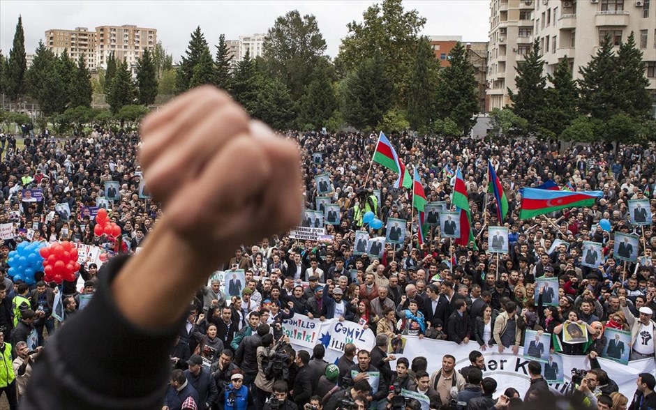 Σε προεκλογικό πυρετό το Αζερμπαϊτζάν. Κόσμος παρευρίσκεται στην τελευταία προεκλογική συγκέντρωση της ενωμένης αντιπολίτευσης στο Μπακού. Την Τετάρτη διεξάγονται στο Αζερμπαϊτζάν οι προεδρικές εκλογές, οι οποίες θεωρείται σίγουρο ότι θα αναδείξουν νικητή τον πρόεδρο Ιλχάμ Αλίγιεφ.