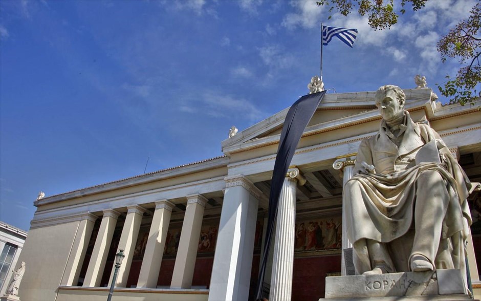 Διαμαρτυρία διοικητικών υπαλλήλων των πανεπιστημίων . Διοικητικοί υπάλληλοι των πανεπιστημίων κρεμούν μαύρο πανί στα Προπύλαια του Πανεπιστημίου Αθηνών διαμαρτυρόμενοι για το μέτρο της διαθεσιμότητας. Με την προκήρυξη της νέας τους απεργίας, οι διοικητικοί υπάλληλοι διανύουν την πέμπτη βδομάδα απεργιακών κινητοποιήσεων.
