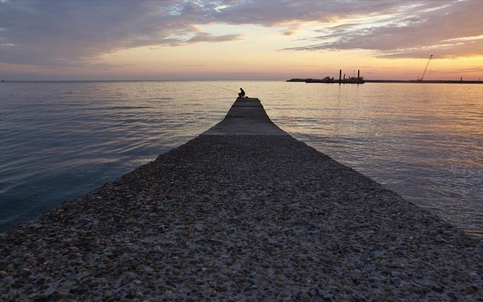 Αντίστροφη μέτρηση για τους Χειμερινούς Ολυμπιακούς Αγώνες στο Σότσι #10. Ένας άντρας ψαρεύει σε μία προβλήτα στην παραλία στο Σότσι.