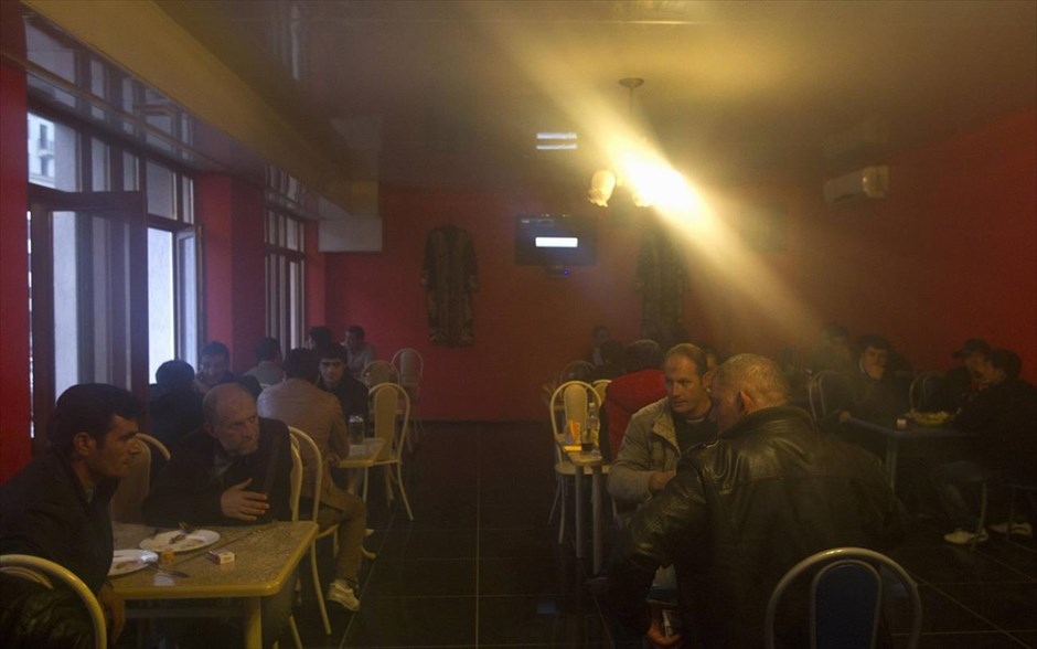 Αντίστροφη μέτρηση για τους Χειμερινούς Ολυμπιακούς Αγώνες στο Σότσι #21. Μετανάστες οικοδόμοι κάθονται σε μία καφετέρια στο χωριό Κράσναγια Πολυάνα, μία από τις τοποθεσίες διεξαγωγής των Χειμερινών Ολυμπιακών Αγώνων, 40 περίπου χιλιόμετρα ανατολικά του Σότσι.
