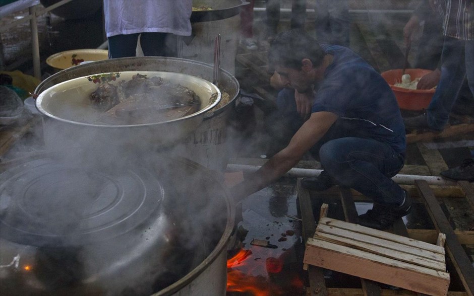 Αντίστροφη μέτρηση για τους Χειμερινούς Ολυμπιακούς Αγώνες στο Σότσι #25. Πωλητής δρόμου βάζει ξύλα στη φωτιά ενώ μαγειρεύει στην υπαίθρια αγορά του Τατζίκ, στο Σότσι.