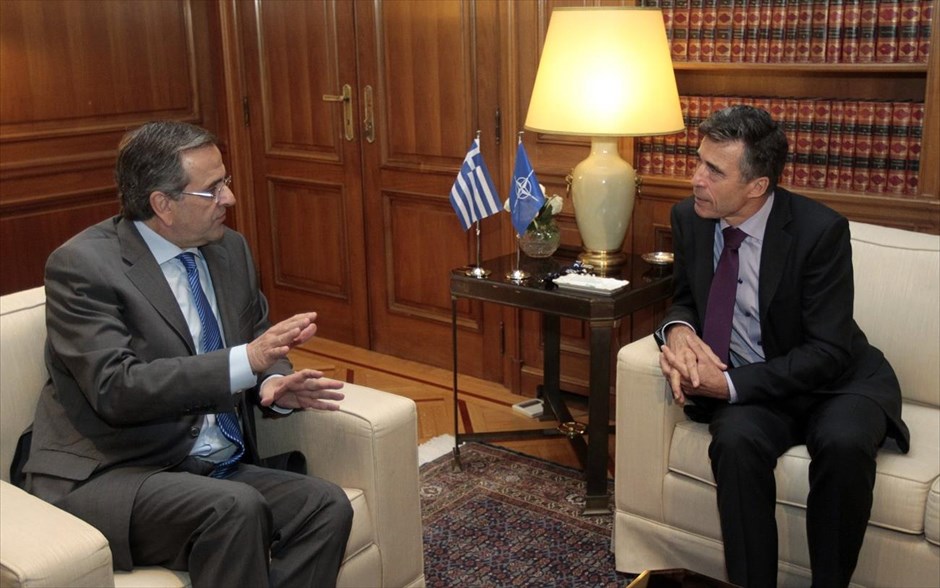Συνάντηση Αντώνη Σαμαρά - Άντερς Φογκ Ράσμουσεν. O πρωθυπουργός Αντώνης Σαμαράς (αριστερά) υποδέχεται το γενικό γραμματέα του ΝΑΤΟ Άντερς Φογκ Ράσμουνσεν στο Μέγαρο Μαξίμου. Ο κ. Σαμαράς επισήμανε ότι η Ελλάδα θεωρεί πως ο ΟΗΕ έχει την πρωταρχική ευθύνη για την τήρηση της παγκόσμιας ασφάλειας και πως ο σεβασμός της διεθνούς νομιμότητας παραμένει βασικός στόχος της κυβέρνησης. Από την πλευρά του, ο κ. Ράσμουσεν, εξήρε τον διαχρονικό ρόλο της Ελλάδας στη Συμμαχία.