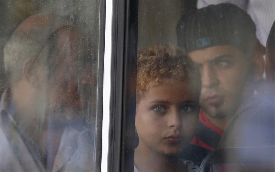 Στη Μάλτα επιζώντες του ναυαγίου ανοιχτά της Λαμπεντούζα. Μετανάστες μεταφέρονται με λεωφορείο της αστυνομίας στη ναυτική βάση της Μάλτας, στο λιμάνι Μαρσαμχέτ στη Βαλέτα. Στη Βαλέτα έφτασαν το πρωί 143 παράνομοι μετανάστες, από τους 206 επιζώντες από το ναυάγιο που σημειώθηκε το απόγευμα της Παρασκευής κοντά στη Μάλτα, στα ανοιχτά του νησιού Λαμπεντούζα της Ιταλίας. Στο πλοιάριο επέβαιναν περισσότεροι από 230 άνθρωποι, με τελικό προορισμό τη Λαμπεντούζα.