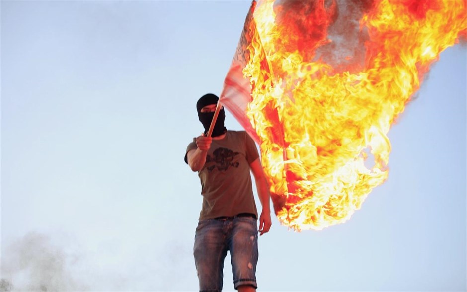 Διαδηλώσεις στη Βεγγάζη . Διαδηλωτής καίει μία αμερικάνικη σημαία κατά τη διάρκεια διαμαρτυρίας στη Βεγγάζη, για τη σύλληψη του Αμπού Ανάς αλ-Λίμπι σε αμερικανική επιχείρηση στην Τρίπολη. O Αμπού Άνας Αλ Λίμπι είναι ύποπτος ως στέλεχος της Αλ Κάιντα και οργανωτής επιθέσεων σε πρεσβείες των ΗΠΑ στην Κένυα και την Τανζανία στα τέλη της δεκαετίας του 1990, όπου σκοτώθηκαν 224 πολίτες. Από την ημέρα της σύλληψής του στην Τρίπολη, βρίσκεται στο πλοίο USS San Antonio του ναυτικού των ΗΠΑ στη Μεσόγειο, όπου ανακρίνεται, σύμφωνα με την εφημερίδα New York Times, η οποία επικαλείται αναφορές αμερικανών αξιωματούχων.