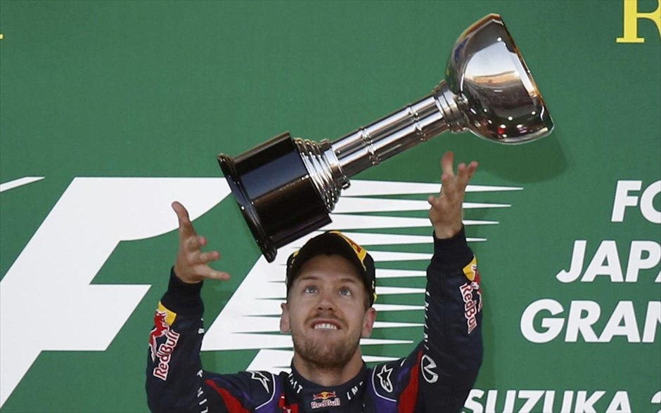 Formula 1: Πρώτος και στην Ιαπωνία ο Σ. Φέτελ. Ο Σεμπάστιαν Φέτελ ήταν ο πρώτος πιλότος που είδε την καρό σημαία στο γκραν πρι της Ιαπωνίας, στην πίστα της Σουζούκα. Ο Γερμανός, που βρίσκεται πια ένα βήμα πριν από την κατάκτηση του τέταρτου συνεχούς παγκόσμιου τίτλου του και σήμερα πανηγύρισε την 35η νίκη στην καριέρα του (9η φετινή και 5η κατά σειρά), άφησε στη δεύτερη θέση τον Μαρκ Γουέμπερ και στην τρίτη τον Ρομέν Γκροσάν.