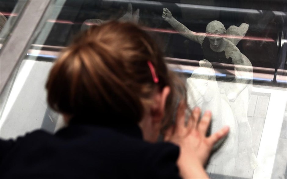 «Στον κήπο με τα αγάλματα». Το πρόγραμμα του μουσείου Μπενάκη, «Στον κήπο με τα αγάλματα», για παιδιά 5 με 7 χρονών πραγματοποιήθηκε στο ατελιέ του γλύπτη Γιάννη Παππά, δίνοντας την ευκαιρία στα παιδιά να έρθουν σε επαφή με την Γλυπτική μέσω των έργων του καλλιτέχνη.