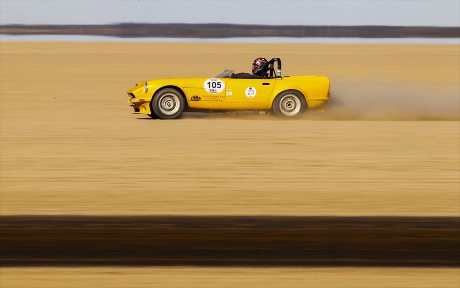 «Εβδομάδα ταχύτητας» στην έρημο Καλαχάρι. Ένα τροποποιημένο αυτοκίνητο Dart, με μηχανή Opel συμμετέχει στην Speedweek στην έρημο Καλαχάρι.