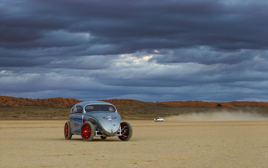 «Εβδομάδα ταχύτητας» στην έρημο Καλαχάρι. Ένα Ford Escort διακρίνεται πίσω από ένα τροποποιημένο «Σκαραβαίο».