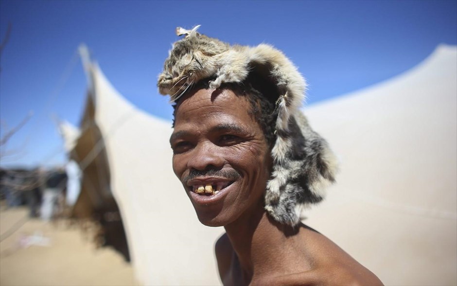 «Εβδομάδα ταχύτητας» στην έρημο Καλαχάρι. Βουσμάνος με παραδοσιακή φορεσιά ποζάρει στο φωτογραφικό φακό κατά τη διάρκεια της «εβδομάδας ταχύτητας» στην έρημο Καλαχάρι.
