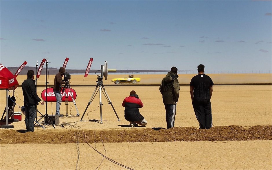 «Εβδομάδα ταχύτητας» στην έρημο Καλαχάρι. Θεατές και τηλεοπτικά συνεργεία παρακολουθούν την προσπάθεια του οδηγού ενός Dart.