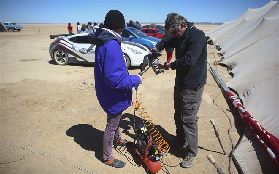 «Εβδομάδα ταχύτητας» στην έρημο Καλαχάρι. Ένας οδηγός χρησιμοποιεί συμπιεστή αέρα για να καθαρίσει ένα φίλτρο αέρα από τη σκόνη.