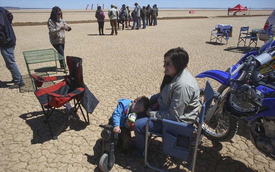 «Εβδομάδα ταχύτητας» στην έρημο Καλαχάρι. Ένας νεαρός θεατής κάθεται πάνω στο πλαστικό ποδήλατό του, δίπλα στη μητέρα του.