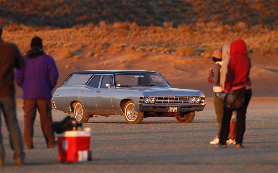 «Εβδομάδα ταχύτητας» στην έρημο Καλαχάρι. Θεατές παρατηρούν ένα Chevrolet Impala.