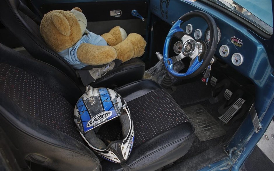 «Εβδομάδα ταχύτητας» στην έρημο Καλαχάρι. Ένα λούτρινο αρκουδάκι διακρίνεται στο κάθισμα συνοδηγού ενός VW Beetle.