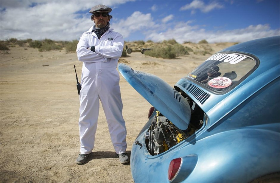 «Εβδομάδα ταχύτητας» στην έρημο Καλαχάρι. Ο αλυτάρχης, Τέο Στάντερ φωτογραφίζεται δίπλα σε διαγωνιζόμενο όχημα.