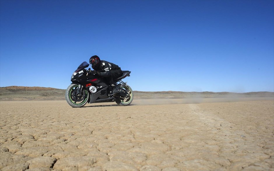 «Εβδομάδα ταχύτητας» στην έρημο Καλαχάρι. Ο νοτιοαφρικανός αναβάτης Βέρνερ Ντίγκερτ συμμετέχει στην «εβδομάδα ταχύτητας» με τη Suzuki GSX-R1000 μηχανή του.