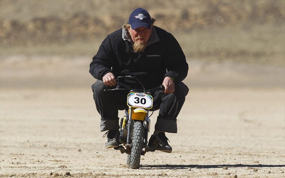 «Εβδομάδα ταχύτητας» στην έρημο Καλαχάρι. Αναβάτης διαγωνίζεται με μηχανή 50 κυβικών.