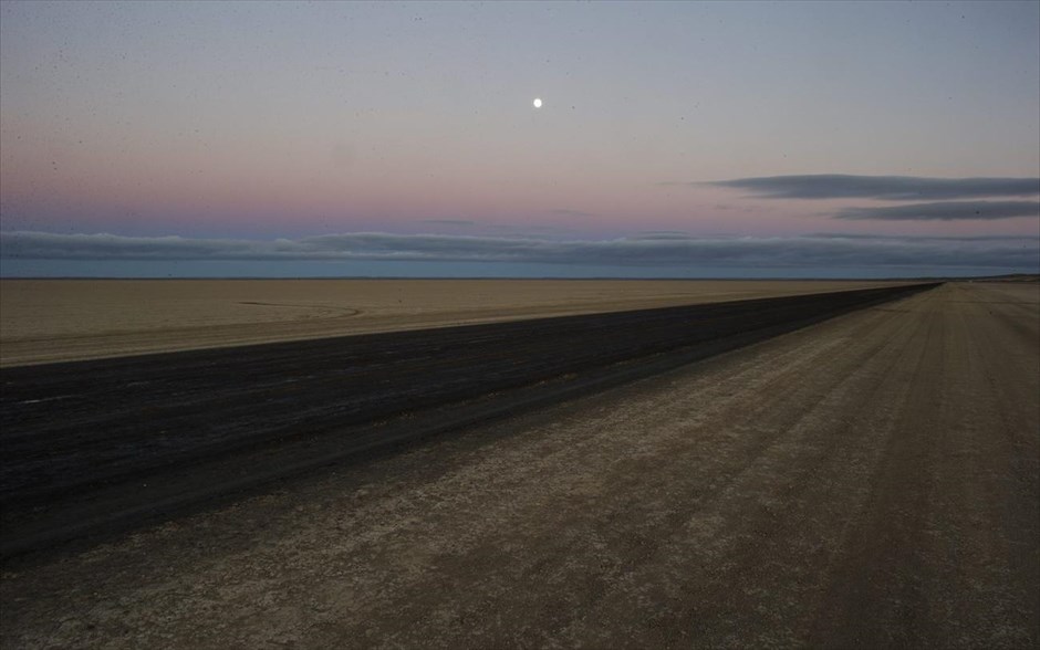 «Εβδομάδα ταχύτητας» στην έρημο Καλαχάρι. Πανσέληνος φωτίζει το νυχτερινό ουρανό πάνω από την πίστα όπου διεξάγεται η Speedweek.