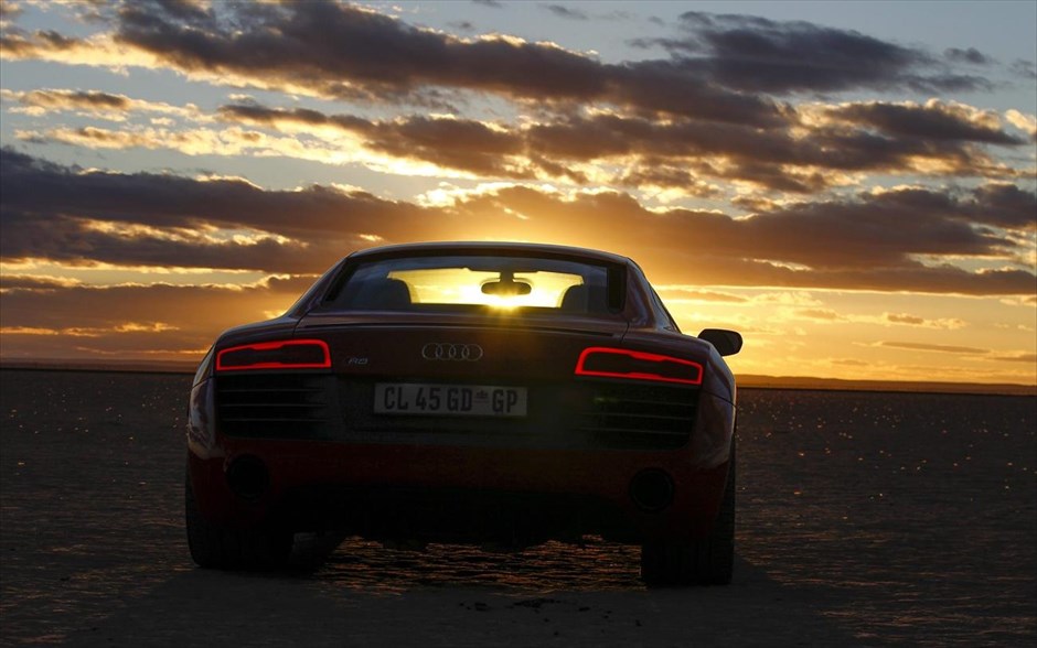 «Εβδομάδα ταχύτητας» στην έρημο Καλαχάρι. Ένα Audi R8 Plus, παρκαρισμένο στην έρημο.