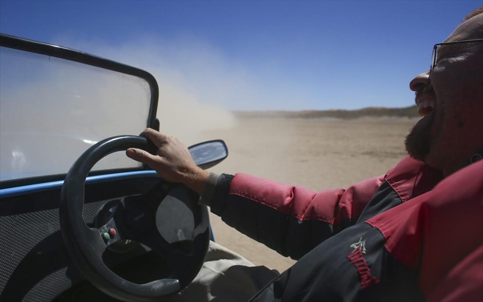 «Εβδομάδα ταχύτητας» στην έρημο Καλαχάρι. Ο νοτιοαφρικανός οδηγός Αντριάν Πιενάρ γελά, καθώς οδηγεί μια Lotus 7 στην έρημο.
