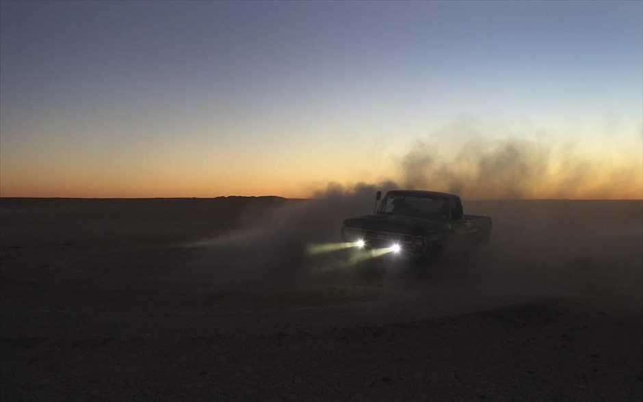 «Εβδομάδα ταχύτητας» στην έρημο Καλαχάρι. Ένα Ford F100 διασχίζει την έρημο κατά τη δύση του ηλίου.
