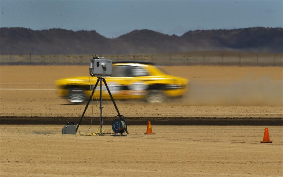 «Εβδομάδα ταχύτητας» στην έρημο Καλαχάρι. Ένα Ford Escort περνά μπροστά από κάμερα καταγραφής ταχύτητας.