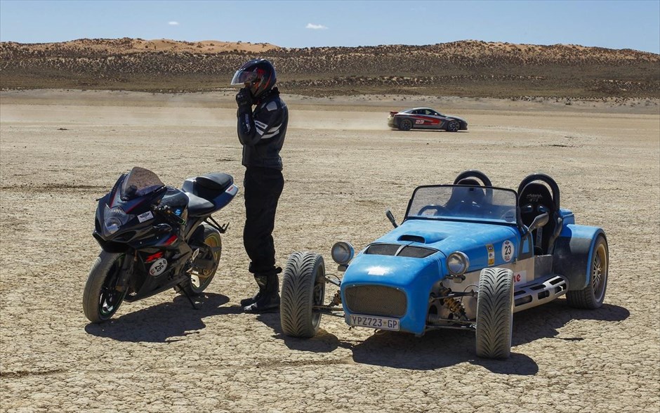 «Εβδομάδα ταχύτητας» στην έρημο Καλαχάρι. Ο νοτιοαφρικανός αναβάτης Βέρνερ Ντίγκερτ ετοιμάζεται να οδηγήσει τη μηχανή του στην «εβδομάδα ταχύτητας» στην έρημο Καλαχάρι.