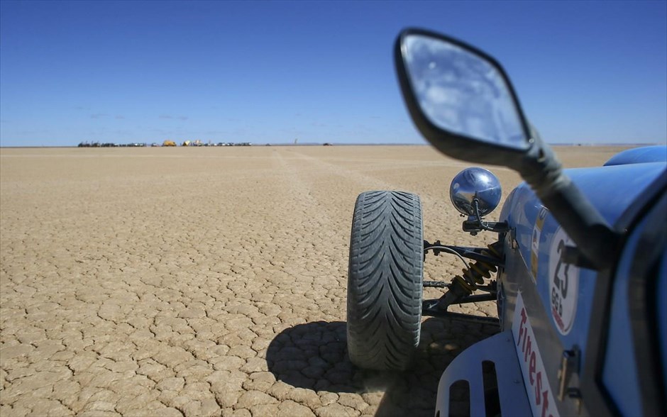 «Εβδομάδα ταχύτητας» στην έρημο Καλαχάρι. Μια Lotus 7 συμμετέχει στην «εβδομάδα ταχύτητας» στην έρημο Καλαχάρι.