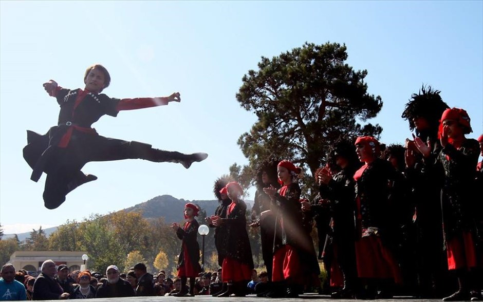 Θρησκευτική γιορτή στη Γεωργία. Νέοι μουσικοί και χορευτές από τη Γεωργία συμμετέχουν σε εκδηλώσεις στο πλαίσιο θρησκευτική εορτής, στην πόλη Μιτσκέτα, η οποία απέχει 25 χιλιόμετρα από την Τιφλίδα. Κάθε χρόνο, άνθρωποι από όλη τη Γεωργία συγκεντρώνονται στην πόλη για να παρευρεθούν  στη Θεία Λειτουργία στον Καθεδρικό Ναό Σβετιτσχοβέλι. 