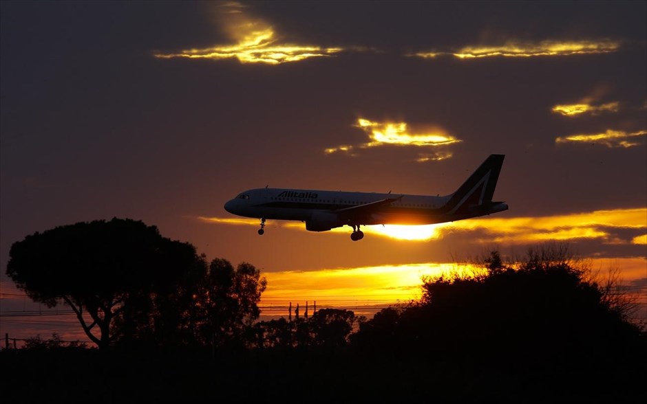 Στον «αέρα» η διάσωση της Alitalia. Στον «αέρα» παραμένει η διάσωση της Alitalia, παρά την έγκριση χθες τα ξημερώματα της αύξησης του μετοχικού της κεφαλαίου κατά 300 εκατ. ευρώ, καθώς ο βασικός της μέτοχος Air France-KLM δεν έχει ξεκαθαρίσει τις προθέσεις του. Αν και η Air France-KLM έδωσε το «ok» την αύξηση του μετοχικού κεφαλαίου, έχει αφήσει να εννοηθεί ότι η συμμετοχή της θα γίνει υπό συγκεκριμένους και μάλιστα αρκετά σκληρούς όρους, ασκώντας με αυτόν τον τρόπο έντονες πιέσεις τόσο στους άλλους μετόχους όσο και στην ιταλική κυβέρνηση.