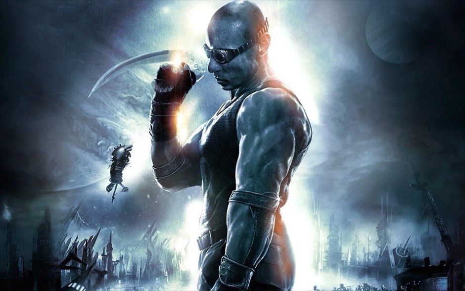 «Riddick». Ο αντιήρωας «Riddick» επιστρέφει με το τρίτο κεφάλαιο της σειράς ταινιών,&nbsp; που περιλαμβάνει, επίσης, δύο δημοφιλή βιντεοπαιχνίδια και ένα anime dvd. Αυτή τη φορά, ο Riddick έχει εγκαταλειφτεί ως νεκρός σε έναν πλανήτη που τον καίει ο ήλιος και μοιάζει ακατοίκητος. Όμως, δεν είναι καθόλου έτσι…