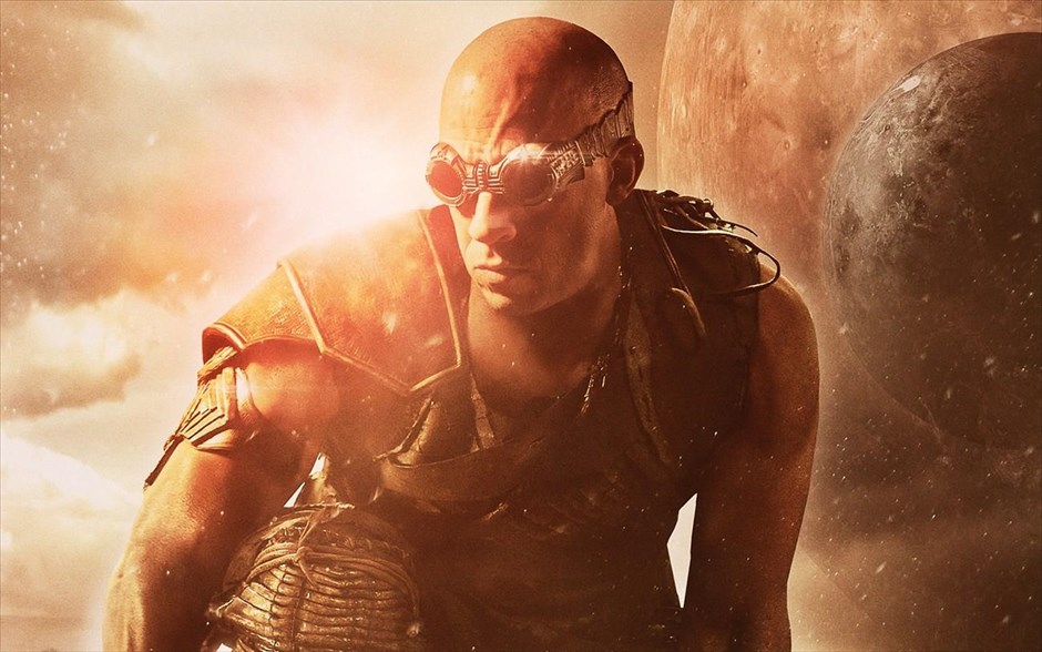 «Riddick». Ο αντιήρωας «Riddick» επιστρέφει με το τρίτο κεφάλαιο της σειράς ταινιών,&nbsp; που περιλαμβάνει, επίσης, δύο δημοφιλή βιντεοπαιχνίδια και ένα anime dvd. Αυτή τη φορά, ο Riddick έχει εγκαταλειφτεί ως νεκρός σε έναν πλανήτη που τον καίει ο ήλιος και μοιάζει ακατοίκητος. Όμως, δεν είναι καθόλου έτσι…