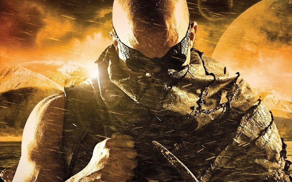 «Riddick». Ο αντιήρωας «Riddick» επιστρέφει με το τρίτο κεφάλαιο της σειράς ταινιών,&nbsp; που περιλαμβάνει, επίσης, δύο δημοφιλή βιντεοπαιχνίδια και ένα anime dvd. Αυτή τη φορά, ο Riddick έχει εγκαταλειφτεί ως νεκρός σε έναν πλανήτη που τον καίει ο ήλιος και μοιάζει ακατοίκητος. Όμως, δεν είναι καθόλου έτσι…