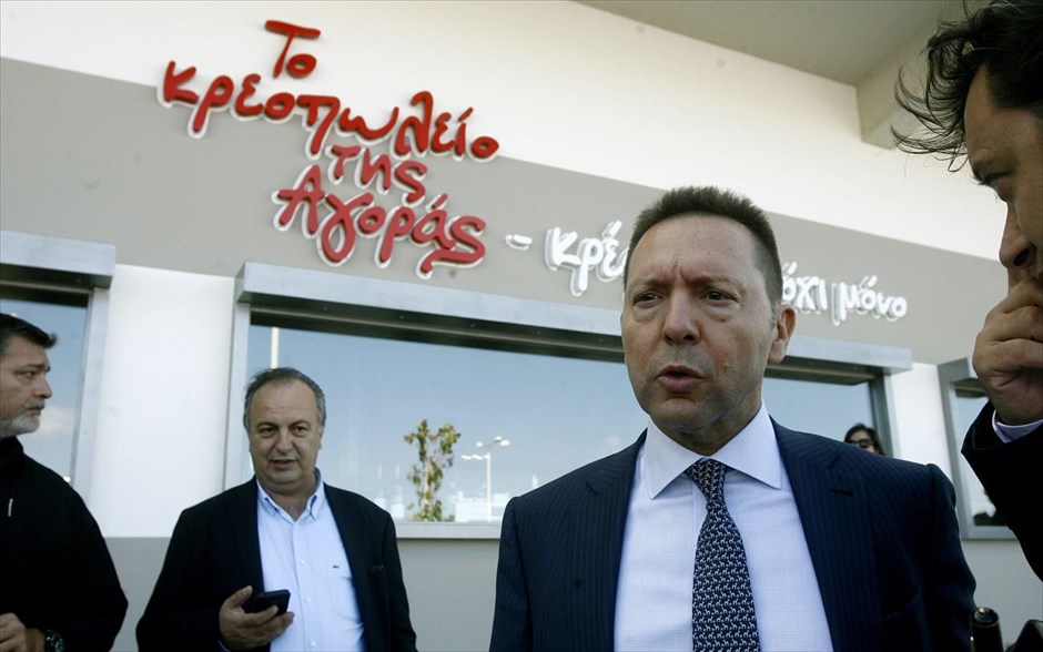 Άνοιξε η Αγορά του Καταναλωτή στου Ρέντη. Ο υπουργός Οικονομικών, Γιάννης Στουρνάρας στα εγκαίνια της «Αγοράς του Καταναλωτή».