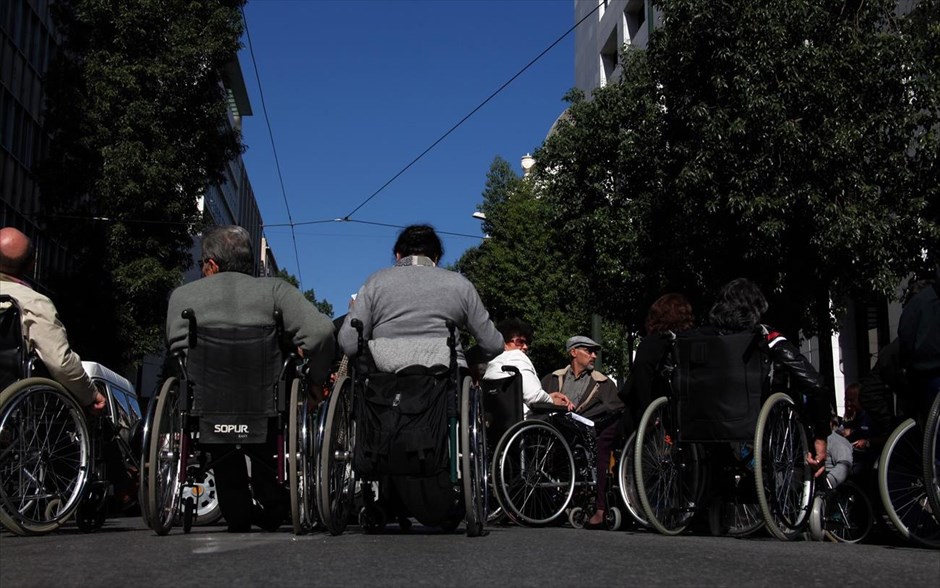 Διαμαρτυρία του Πανελλήνιου Συλλόγου Παραπληγικών. Διαμαρτυρία έξω από το υπ. Εργασίας πραγματοποίησε ο Πανελλήνιος Σύλλογος Παραπληγικών. Οι διαδηλωτές ζήτησαν συνάντηση με τον υπουργό, ώστε να συζητηθούν τα προβλήματα των κινητικά αναπήρων, που προκύπτουν από τη διακοπή συντάξεων, προνοιακών επιδομάτων και ιατροφαρμακευτικής περίθαλψης.
&nbsp;