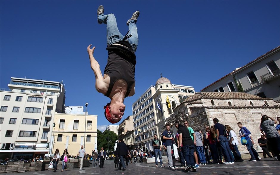 Breakdance στο Μοναστηράκι. Στιγμιότυπο από την χορευτική παράσταση που παρουσίασε ομάδα χορευτών breakdance, την Παρασκευή στο Μοναστηράκι.