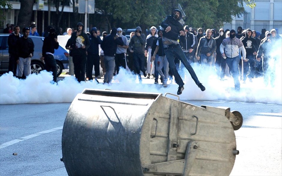 Συγκρούσεις στο Μαυροβούνιο. Διαδηλωτές ρίχνουν πέτρες σε αστυνομικούς στην πόλη Ποντγκόριτσα του Μαυροβουνίου. Η αστυνομία του Μαυροβουνίου συγκρούστηκε με χιλιάδες βίαιους διαδηλωτές που ήταν αντίθετοι σε παρέλαση ομοφυλοφίλων στην πρωτεύουσα Ποντγκόριτσα.