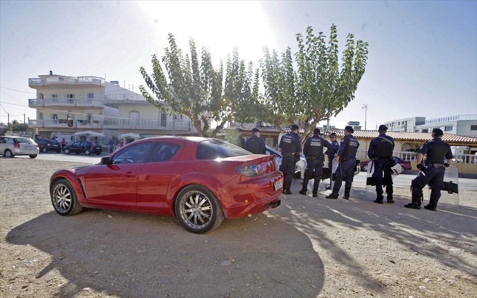 Ελεγχοι της αστυνομίας σε καταυλισμούς Ρομά. Αστυνομικοί πραγματοποιούν ελέγχους για κάθε πιθανή παράβαση σε καταυλισμό Ρομά στο Μενίδι. Στους ελέγχους στο Ζεφύρι και το Μενίδι πήραν μέρος περίπου 250 αστυνομικοί των ΜΑΤ, της ομάδας ΔΙΑΣ, της τροχαίας, αλλά και άνδρες του τμήματος αναζητήσεων που για πρώτη φορά έκαναν ελέγχους και σε οικογενειακές μερίδες, μετά το σάλο που ξέσπασε με την υπόθεση της μικρής Μαρίας.