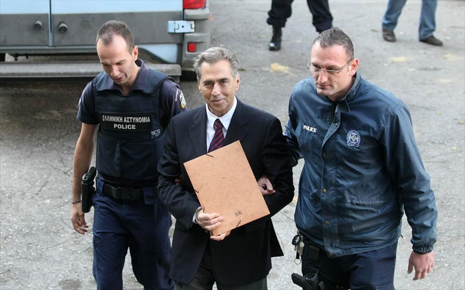 Ξανά στο εδώλιο ο Βασίλης Παπαγεωργόπουλος. Ο πρώην δήμαρχος Θεσσαλονίκης Βασίλης Παπαγεωργόπουλος φτάνει&nbsp;στο δικαστήριο&nbsp;χειροκροτούμενος από πλήθος που βρισκόταν στο σημείο προς συμπαράστασή του.&nbsp;Σήμερα εκδικάζεται σε δεύτερο βαθμό στο Πενταμελές Εφετείο Θεσσαλονίκης η υπόθεση της υπεξαίρεσης από τα ταμεία του δήμου Θεσσαλονίκης, με βασικό πρωταγωνιστή τον Β. Παπαγεωργόπουλο, που καταδικάστηκε πριν από οκτώ μήνες πρωτόδικα σε ισόβια κάθειρξη.