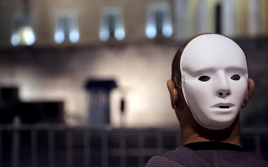 Συγκέντρωση κατά της διαθεσιμότητας έξω από τη Βουλή. Διαμαρτυρία πραγματοποίησαν φοιτητές και μέλη του διοικητικού προσωπικού των πανεπιστημίων, το βράδυ της Τρίτης, στο Σύνταγμα.